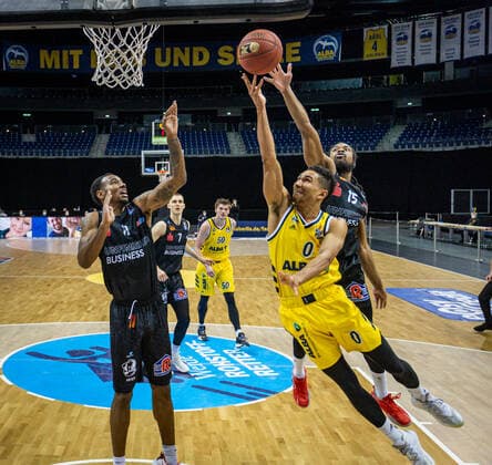 Basketball Berlin 07.02.2021 Saison 2020 2021 BBL 1. Bundesliga easyCredit-BBL Alba Berlin - NINERS Chemnitz Maodo Lo (Alba Berlin, No.00) Marcus Thornton (Chemnitz, No.15)