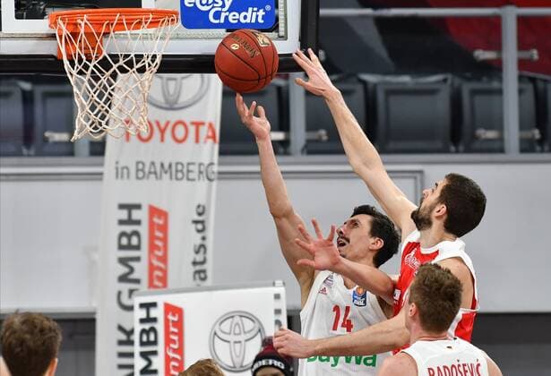 BAMBERG 07.02.2021 --- Basketball ---- easycredit 1. Basketball Bundesliga ---- 20. Spieltag: Brose Bamberg vs FC Bayern München --- Nihad Djedovic (14, FC Bayern München) mit Korbleger gegen David Kravish (45, Brose Bamberg) --- Foto: Hans-Martin Issler isslerimages ---- Brose Bamberg vs FC Bayern München