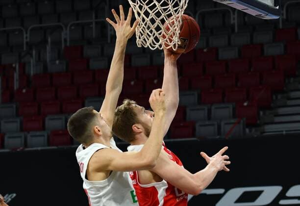 BAMBERG 07.02.2021 --- Basketball ---- easycredit 1. Basketball Bundesliga ---- 20. Spieltag: Brose Bamberg vs FC Bayern München --- Christian Sengfelder (43, Brose Bamberg) wirft gegen Diego Flaccadori (12, FC Bayern München) --- Foto: Hans-Martin Issler isslerimages ---- Brose Bamberg vs FC Bayern München