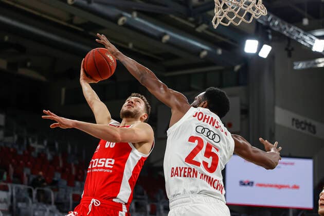 links Joanic Grüttner Bacoul (Brose Bamberg, 50) rechts JaJuan Johnson (Bayern München, 25) Brose Bamberg - Bayern München - easyCredit-BBL - Basketball Bundesliga - Basketball Saison 2020 21 - 20. Spieltag, 07.02.2021 Bamberg, Brose Arena ASV-Autoren-Nummer: 4026335 Copyright: DanielxLöb