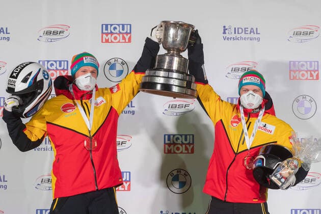Bilder des Jahres 2021, Sport 02 Februar Sport Themen der Woche KW05 Sport Bilder des Tages von links: Alexander Schueller, Francesco Friedrich (GER, Deutschland); Sieger, Erstplatzierter, Goldmedaille, gold medal; Siegerehrung, Award Ceremony; Jubel, celebration, 2 7 2021, Altenberg (Deutschland), IBSF World Championships Bobsleigh and Skeleton Altenberg *** from left Alexander Schueller, Francesco Friedrich GER, Germany Winner, First Place, Gold Medal, gold medal Award Ceremony Celebration, 2 7 2021, Altenberg Germany , IBSF World Championships Bobsleigh and Skeleton Altenberg xprx