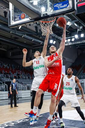 Mitte Christian Sengfelder (Brose Bamberg, 43) links Diego Flaccadori (Bayern München, 12) rechts JaJuan Johnson (Bayern München, 25) Brose Bamberg - Bayern München - easyCredit-BBL - Basketball Bundesliga - Basketball Saison 2020 21 - 20. Spieltag, 07.02.2021 Bamberg, Brose Arena ASV-Autoren-Nummer: 4026335 Copyright: DanielxLöb