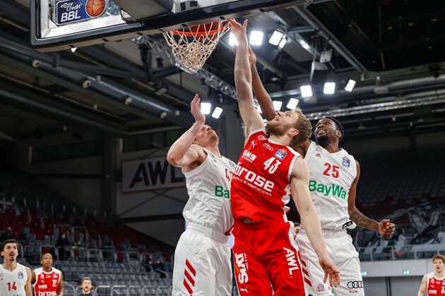 Mitte Christian Sengfelder (Brose Bamberg, 43) links Leon Radosevic (Bayern München, 43) rechts JaJuan Johnson (Bayern München, 25) Brose Bamberg - Bayern München - easyCredit-BBL - Basketball Bundesliga - Basketball Saison 2020 21 - 20. Spieltag, 07.02.2021 Bamberg, Brose Arena ASV-Autoren-Nummer: 4026335 Copyright: DanielxLöb