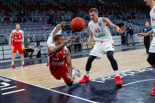 links Devon Hall (Brose Bamberg, 22) rechts Leon Radosevic (Bayern München, 43) Brose Bamberg - Bayern München - easyCredit-BBL - Basketball Bundesliga - Basketball Saison 2020 21 - 20. Spieltag, 07.02.2021 Bamberg, Brose Arena ASV-Autoren-Nummer: 4026335 Copyright: DanielxLöb