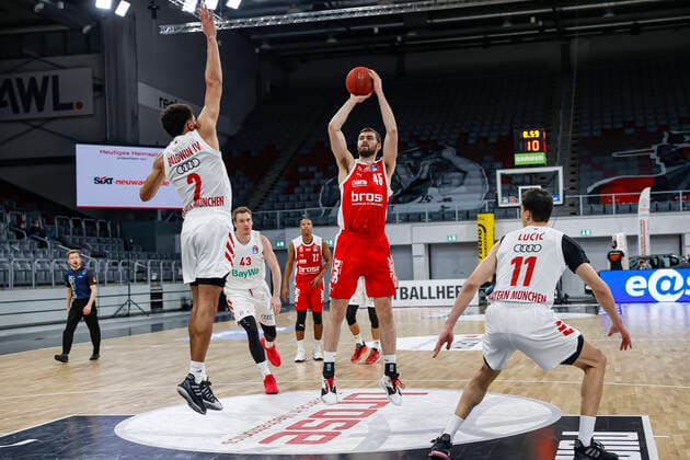Mitte David Kravish (Brose Bamberg, 45) links Wade Baldwin (Bayern München, 02) rechts Vladimir Lucic (Bayern München, 11) Brose Bamberg - Bayern München - easyCredit-BBL - Basketball Bundesliga - Basketball Saison 2020 21 - 20. Spieltag, 07.02.2021 Bamberg, Brose Arena ASV-Autoren-Nummer: 4026335 Copyright: DanielxLöb