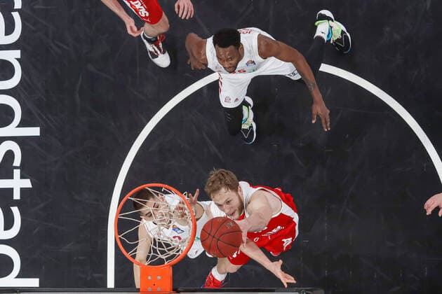 rechts Christian Sengfelder (Brose Bamberg, 43) links Diego Flaccadori (Bayern München, 12) oben JaJuan Johnson (Bayern München, 25) Brose Bamberg - Bayern München - easyCredit-BBL - Basketball Bundesliga - Basketball Saison 2020 21 - 20. Spieltag, 07.02.2021 Bamberg, Brose Arena ASV-Autoren-Nummer: 4026335 Copyright: DanielxLöb