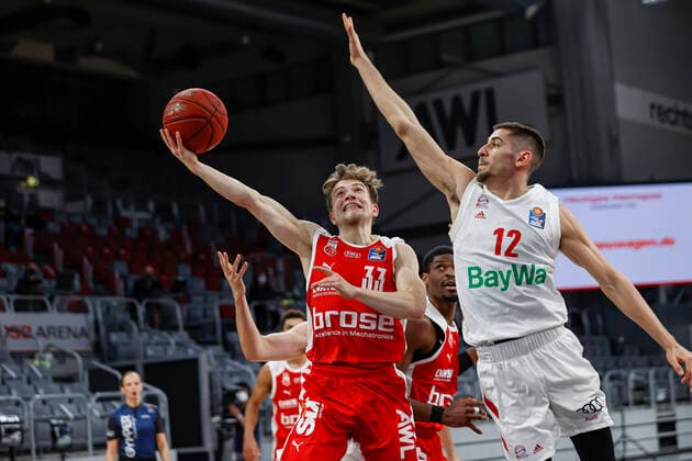 links Bennet Hundt (Brose Bamberg, 33) rechts Diego Flaccadori (Bayern München, 12) Brose Bamberg - Bayern München - easyCredit-BBL - Basketball Bundesliga - Basketball Saison 2020 21 - 20. Spieltag, 07.02.2021 Bamberg, Brose Arena ASV-Autoren-Nummer: 4026335 Copyright: DanielxLöb
