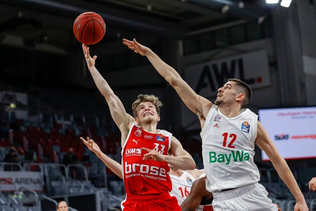 links Bennet Hundt (Brose Bamberg, 33) rechts Diego Flaccadori (Bayern München, 12) Brose Bamberg - Bayern München - easyCredit-BBL - Basketball Bundesliga - Basketball Saison 2020 21 - 20. Spieltag, 07.02.2021 Bamberg, Brose Arena ASV-Autoren-Nummer: 4026335 Copyright: DanielxLöb