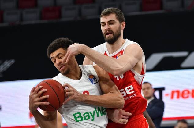 BAMBERG 07.02.2021 --- Basketball ---- easycredit 1. Basketball Bundesliga ---- 20. Spieltag: Brose Bamberg vs FC Bayern München --- Wade Baldwin (2, FC Bayern München) gegen David Kravish (45, Brose Bamberg) --- Foto: Hans-Martin Issler isslerimages ---- Brose Bamberg vs FC Bayern München