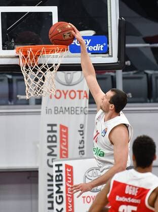 BAMBERG 07.02.2021 --- Basketball ---- easycredit 1. Basketball Bundesliga ---- 20. Spieltag: Brose Bamberg vs FC Bayern München --- Paul Zipser (16, FC Bayern München) mit Dunk --- Foto: Hans-Martin Issler isslerimages ---- Brose Bamberg vs FC Bayern München