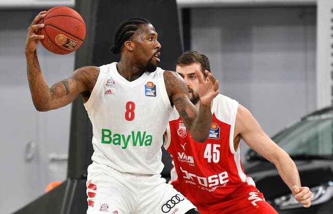 BAMBERG 07.02.2021 --- Basketball ---- easycredit 1. Basketball Bundesliga ---- 20. Spieltag: Brose Bamberg vs FC Bayern München --- Jalen Reynolds (8, FC Bayern München) gegen David Kravish (45, Brose Bamberg) --- Foto: Hans-Martin Issler isslerimages ---- Brose Bamberg vs FC Bayern München