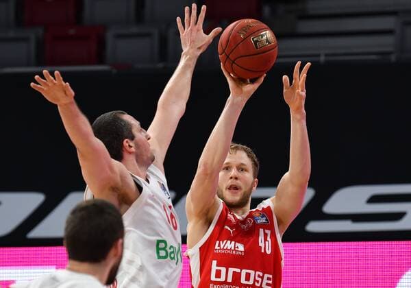 BAMBERG 07.02.2021 --- Basketball ---- easycredit 1. Basketball Bundesliga ---- 20. Spieltag: Brose Bamberg vs FC Bayern München --- Christian Sengfelder (43, Brose Bamberg) wirft gegen Paul Zipser (16, FC Bayern München) --- Foto: Hans-Martin Issler isslerimages ---- Brose Bamberg vs FC Bayern München