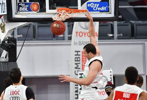 BAMBERG 07.02.2021 --- Basketball ---- easycredit 1. Basketball Bundesliga ---- 20. Spieltag: Brose Bamberg vs FC Bayern München --- Paul Zipser (16, FC Bayern München) mit Dunk --- Foto: Hans-Martin Issler isslerimages ---- Brose Bamberg vs FC Bayern München