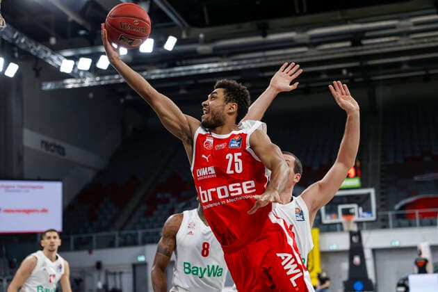 vorne Kenneth Ogbe (Brose Bamberg, 25) Brose Bamberg - Bayern München - easyCredit-BBL - Basketball Bundesliga - Basketball Saison 2020 21 - 20. Spieltag, 07.02.2021 Bamberg, Brose Arena ASV-Autoren-Nummer: 4026335 Copyright: DanielxLöb