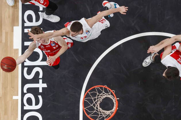 links Bennet Hundt (Brose Bamberg, 33) rechts Diego Flaccadori (Bayern München, 12) Brose Bamberg - Bayern München - easyCredit-BBL - Basketball Bundesliga - Basketball Saison 2020 21 - 20. Spieltag, 07.02.2021 Bamberg, Brose Arena ASV-Autoren-Nummer: 4026335 Copyright: DanielxLöb