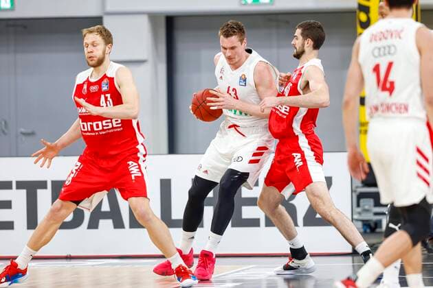 Mitte Leon Radosevic (Bayern München, 43) rechts David Kravish (Brose Bamberg, 45) links Christian Sengfelder (Brose Bamberg, 43) Brose Bamberg - Bayern München - easyCredit-BBL - Basketball Bundesliga - Basketball Saison 2020 21 - 20. Spieltag, 07.02.2021 Bamberg, Brose Arena ASV-Autoren-Nummer: 4026335 Copyright: DanielxLöb