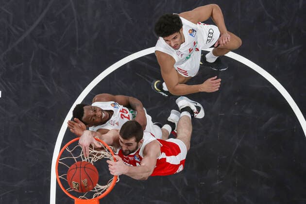 rechts David Kravish (Brose Bamberg, 45) links JaJuan Johnson (Bayern München, 25) oben Sasha Grant (Bayern München, 44) Brose Bamberg - Bayern München - easyCredit-BBL - Basketball Bundesliga - Basketball Saison 2020 21 - 20. Spieltag, 07.02.2021 Bamberg, Brose Arena ASV-Autoren-Nummer: 4026335 Copyright: DanielxLöb