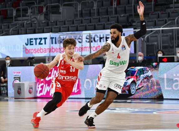 BAMBERG 07.02.2021 --- Basketball ---- easycredit 1. Basketball Bundesliga ---- 20. Spieltag: Brose Bamberg vs FC Bayern München --- Bennet Hundt (33, Brose Bamberg) zieht zum Korb gegen Dennis Jerome Seeley (4, FC Bayern München) --- Foto: Hans-Martin Issler isslerimages ---- Brose Bamberg vs FC Bayern München