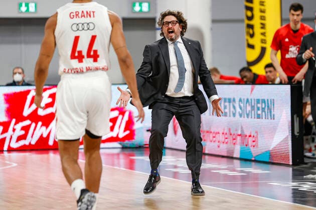rechts Headcoach Cheftrainer Andrea Trinchieri (Bayern München) links Sasha Grant (Bayern München, 44) Brose Bamberg - Bayern München - easyCredit-BBL - Basketball Bundesliga - Basketball Saison 2020 21 - 20. Spieltag, 07.02.2021 Bamberg, Brose Arena ASV-Autoren-Nummer: 4026335 Copyright: DanielxLöb