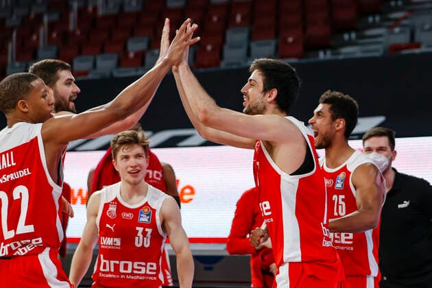 vlnr Devon Hall (Brose Bamberg, 22) David Kravish (Brose Bamberg, 45) Bennet Hundt (Brose Bamberg, 33) Mateo Seric (Brose Bamberg, 17) Kenneth Ogbe (Brose Bamberg, 25) Brose Bamberg - Bayern München - easyCredit-BBL - Basketball Bundesliga - Basketball Saison 2020 21 - 20. Spieltag, 07.02.2021 Bamberg, Brose Arena ASV-Autoren-Nummer: 4026335 Copyright: DanielxLöb