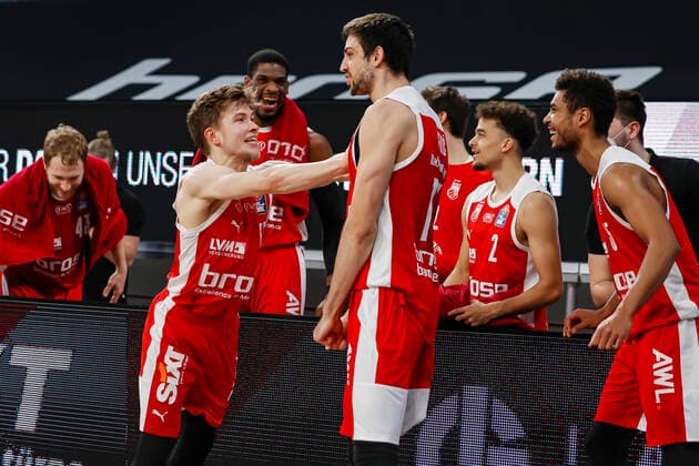 vlnr Christian Sengfelder (Brose Bamberg, 43) Bennet Hundt (Brose Bamberg, 33) Shevon Thompson (Brose Bamberg, 27) Mateo Seric (Brose Bamberg, 17) Elias Baggette (Brose Bamberg, 02) Kenneth Ogbe (Brose Bamberg, 25) Brose Bamberg - Bayern München - easyCredit-BBL - Basketball Bundesliga - Basketball Saison 2020 21 - 20. Spieltag, 07.02.2021 Bamberg, Brose Arena ASV-Autoren-Nummer: 4026335 Copyright: DanielxLöb