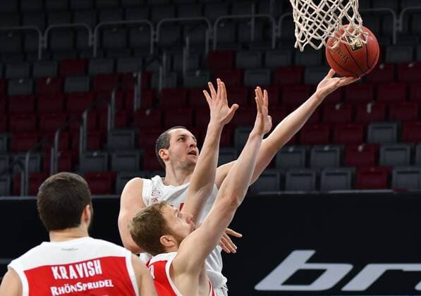 BAMBERG 07.02.2021 --- Basketball ---- easycredit 1. Basketball Bundesliga ---- 20. Spieltag: Brose Bamberg vs FC Bayern München --- Paul Zipser (16, FC Bayern München) mit Korbleger gegen Christian Sengfelder (43, Brose Bamberg) --- Foto: Hans-Martin Issler isslerimages ---- Brose Bamberg vs FC Bayern München
