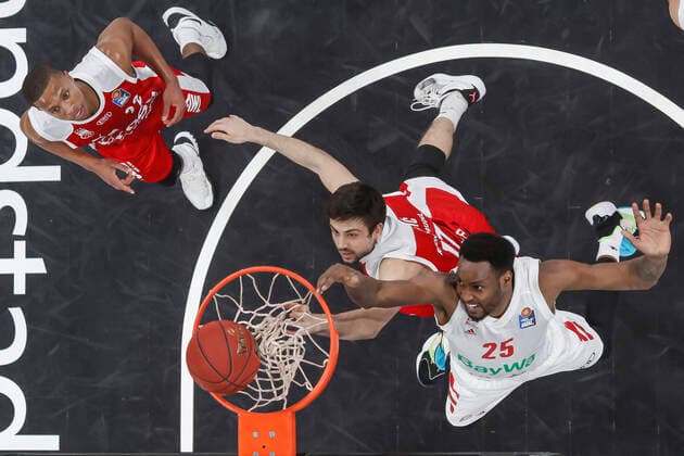 links Devon Hall (Brose Bamberg, 22) Mitte Mateo Seric (Brose Bamberg, 17) rechts JaJuan Johnson (Bayern München, 25) Brose Bamberg - Bayern München - easyCredit-BBL - Basketball Bundesliga - Basketball Saison 2020 21 - 20. Spieltag, 07.02.2021 Bamberg, Brose Arena ASV-Autoren-Nummer: 4026335 Copyright: DanielxLöb