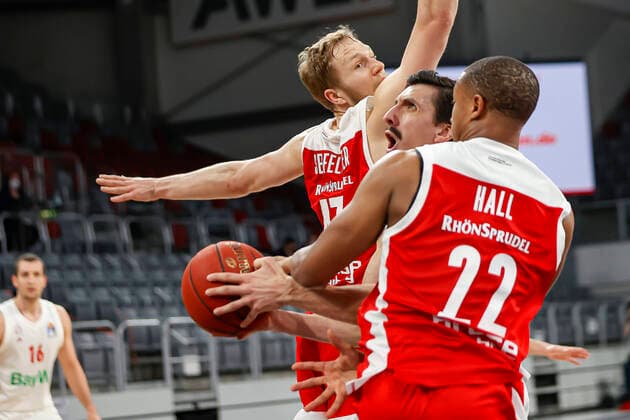 Mitte Nihad Djedovic (Bayern München, 14) links Christian Sengfelder (Brose Bamberg, 43) rechts Devon Hall (Brose Bamberg, 22) Brose Bamberg - Bayern München - easyCredit-BBL - Basketball Bundesliga - Basketball Saison 2020 21 - 20. Spieltag, 07.02.2021 Bamberg, Brose Arena ASV-Autoren-Nummer: 4026335 Copyright: DanielxLöb