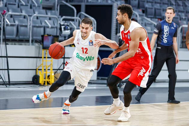 links Diego Flaccadori (Bayern München, 12) rechts Kenneth Ogbe (Brose Bamberg, 25) Brose Bamberg - Bayern München - easyCredit-BBL - Basketball Bundesliga - Basketball Saison 2020 21 - 20. Spieltag, 07.02.2021 Bamberg, Brose Arena ASV-Autoren-Nummer: 4026335 Copyright: DanielxLöb