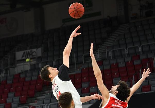 BAMBERG 07.02.2021 --- Basketball ---- easycredit 1. Basketball Bundesliga ---- 20. Spieltag: Brose Bamberg vs FC Bayern München --- Vladimir Lucic (11, FC Bayern München) wirft gegen Michele Vitali (31, Brose Bamberg) --- Foto: Hans-Martin Issler isslerimages ---- Brose Bamberg vs FC Bayern München