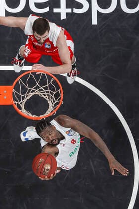 unten Jalen Reynolds (Bayern München, 08) oben David Kravish (Brose Bamberg, 45) Brose Bamberg - Bayern München - easyCredit-BBL - Basketball Bundesliga - Basketball Saison 2020 21 - 20. Spieltag, 07.02.2021 Bamberg, Brose Arena ASV-Autoren-Nummer: 4026335 Copyright: DanielxLöb