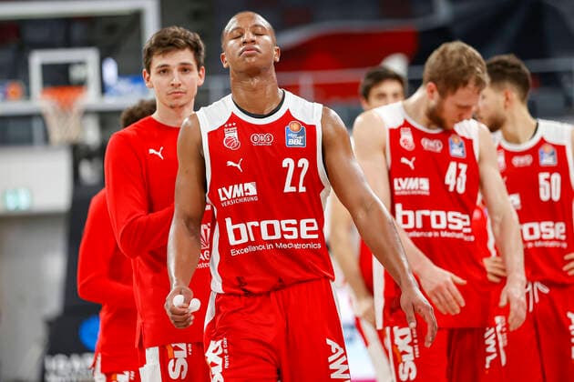 Enttäuschung bei Bamberg vorne Devon Hall (Brose Bamberg, 22) hinten vlnr Moritz Plescher (Brose Bamberg, 12) Christian Sengfelder (Brose Bamberg, 43) Joanic Grüttner Bacoul (Brose Bamberg, 50) Brose Bamberg - Bayern München - easyCredit-BBL - Basketball Bundesliga - Basketball Saison 2020 21 - 20. Spieltag, 07.02.2021 Bamberg, Brose Arena ASV-Autoren-Nummer: 4026335 Copyright: DanielxLöb