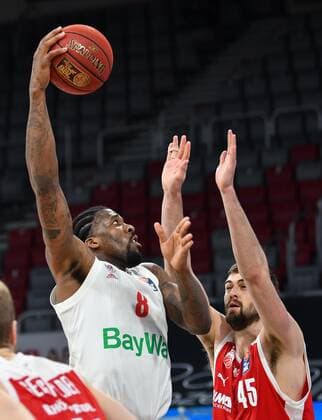 BAMBERG 07.02.2021 --- Basketball ---- easycredit 1. Basketball Bundesliga ---- 20. Spieltag: Brose Bamberg vs FC Bayern München --- Jalen Reynolds (8, FC Bayern München) wirft gegen David Kravish (45, Brose Bamberg) --- Foto: Hans-Martin Issler isslerimages ---- Brose Bamberg vs FC Bayern München