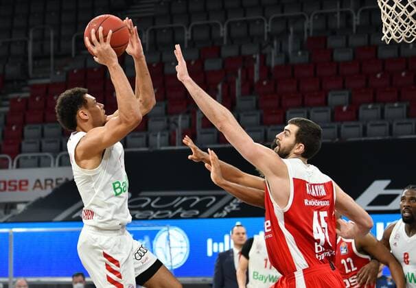BAMBERG 07.02.2021 --- Basketball ---- easycredit 1. Basketball Bundesliga ---- 20. Spieltag: Brose Bamberg vs FC Bayern München --- Wade Baldwin (2, FC Bayern München) wirft gegen David Kravish (45, Brose Bamberg) und Kenneth Ogbe (25, Brose Bamberg) --- Foto: Hans-Martin Issler isslerimages ---- Brose Bamberg vs FC Bayern München
