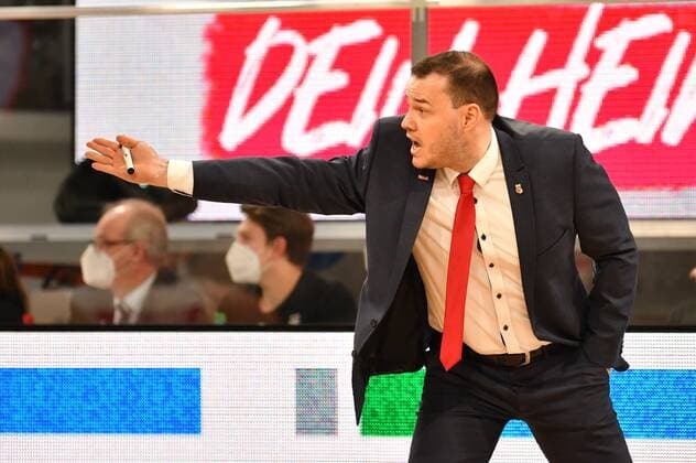 BAMBERG 07.02.2021 --- Basketball ---- easycredit 1. Basketball Bundesliga ---- 20. Spieltag: Brose Bamberg vs FC Bayern München --- Headcoach Johan Roijakkers (Brose Bamberg) gibt Anweisung --- Foto: Hans-Martin Issler isslerimages ---- Brose Bamberg vs FC Bayern München