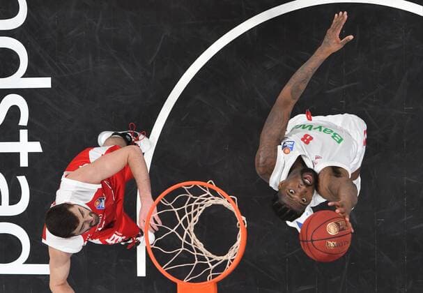 Sport Bilder des Tages BAMBERG 07.02.2021 --- Basketball ---- easycredit 1. Basketball Bundesliga ---- 20. Spieltag: Brose Bamberg vs FC Bayern München --- Jalen Reynolds (8, FC Bayern München) wirft gegen David Kravish (45, Brose Bamberg) --- Foto: Hans-Martin Issler isslerimages ---- Brose Bamberg vs FC Bayern München