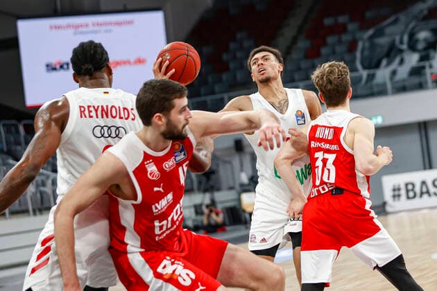 2.v.r. Wade Baldwin (Bayern München, 02) rechts Bennet Hundt (Brose Bamberg, 33) links Jalen Reynolds (Bayern München, 08) 2.v.l David Kravish (Brose Bamberg, 45) Brose Bamberg - Bayern München - easyCredit-BBL - Basketball Bundesliga - Basketball Saison 2020 21 - 20. Spieltag, 07.02.2021 Bamberg, Brose Arena ASV-Autoren-Nummer: 4026335 Copyright: DanielxLöb
