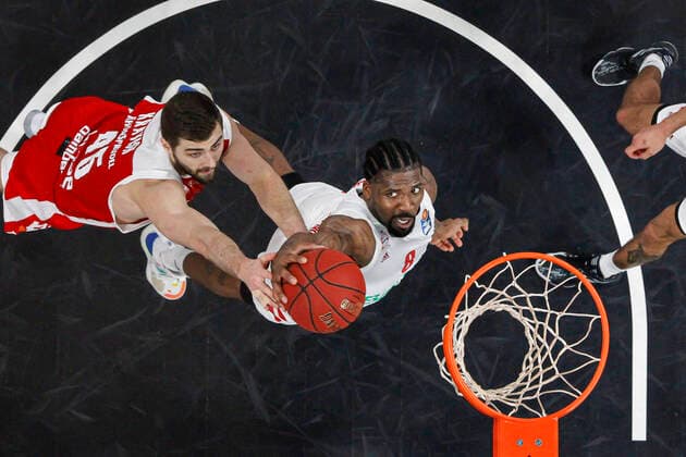 rechts Jalen Reynolds (Bayern München, 08) links David Kravish (Brose Bamberg, 45) Brose Bamberg - Bayern München - easyCredit-BBL - Basketball Bundesliga - Basketball Saison 2020 21 - 20. Spieltag, 07.02.2021 Bamberg, Brose Arena ASV-Autoren-Nummer: 4026335 Copyright: DanielxLöb
