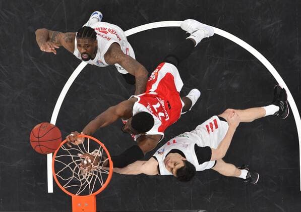 BAMBERG 07.02.2021 --- Basketball ---- easycredit 1. Basketball Bundesliga ---- 20. Spieltag: Brose Bamberg vs FC Bayern München --- Shevon Thompson (27, Brose Bamberg) gegen Nihad Djedovic (14, FC Bayern München) und Jalen Reynolds (8, FC Bayern München) --- Foto: Hans-Martin Issler isslerimages ---- Brose Bamberg vs FC Bayern München
