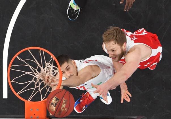 BAMBERG 07.02.2021 --- Basketball ---- easycredit 1. Basketball Bundesliga ---- 20. Spieltag: Brose Bamberg vs FC Bayern München --- Christian Sengfelder (43, Brose Bamberg) mit Korbleger gegen Diego Flaccadori (12, FC Bayern München) --- Foto: Hans-Martin Issler isslerimages ---- Brose Bamberg vs FC Bayern München