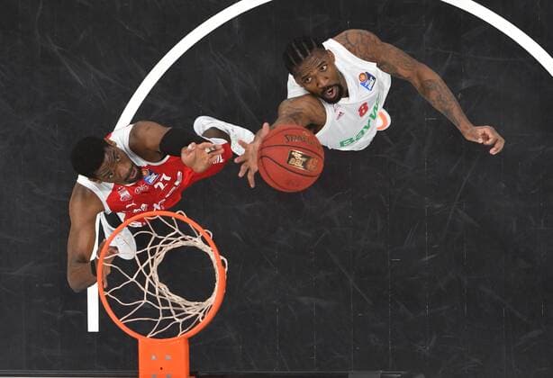 BAMBERG 07.02.2021 --- Basketball ---- easycredit 1. Basketball Bundesliga ---- 20. Spieltag: Brose Bamberg vs FC Bayern München --- Shevon Thompson (27, Brose Bamberg) und Jalen Reynolds (8, FC Bayern München) kämpfen um den Rebound --- Foto: Hans-Martin Issler isslerimages ---- Brose Bamberg vs FC Bayern München