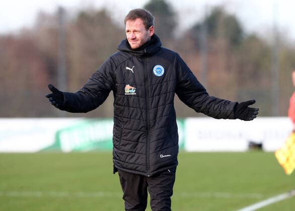 Sonntag 31.01.2021, Saison 2020 21, 24. Spieltag der Regionalliga West im BVB Fußballpark Hohenbuschei Trainingsgelände Hauptplatz, BVB 09 Borussia Dortmund II - VfL Sportfreunde Lotte, Andy Steinmann (Trainer SFL) gibt Anweisungen an sein Team