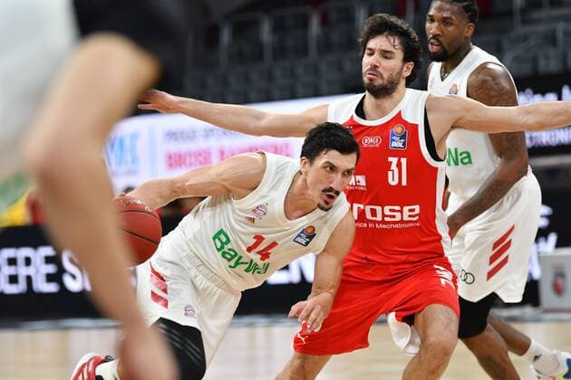 BAMBERG 07.02.2021 --- Basketball ---- easycredit 1. Basketball Bundesliga ---- 20. Spieltag: Brose Bamberg vs FC Bayern München --- Nihad Djedovic (14, FC Bayern München) zieht zum Korb gegen Michele Vitali (31, Brose Bamberg) --- Foto: Hans-Martin Issler isslerimages ---- Brose Bamberg vs FC Bayern München