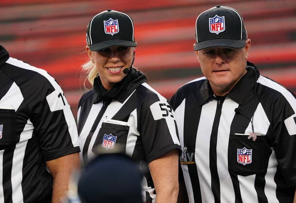 Bilder des Jahres 2021, Sport 02 Februar Sport Themen der Woche KW05 Sport Bilder des Tages Sarah Thomas, a down judge and the first woman to officiate in a Super Bowl, stands on the field with line judge Rusty Baynes before the start of Super Bowl LV at Raymond James Stadium in Tampa, Florida on Sunday, February 7, 2021.  SBP20210207332 KEVINxDIETSCH