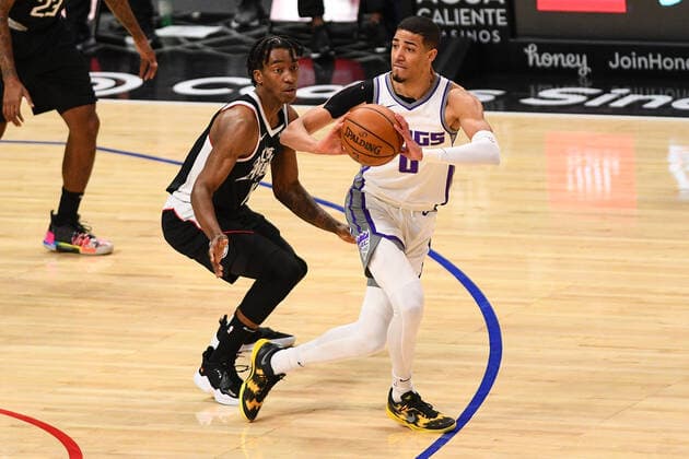 LOS ANGELES, CA - FEBRUARY 07: Sacramento Kings Guard Tyrese Haliburton (0) makes a pass under tight defense by Los Angeles Clippers Forward Terance Mann (14) during a NBA, Basketball Herren, USA game between the Sacramento Kings and the Los Angeles Clippers on February 7, 2021 at STAPLES Center in Los Angeles, CA. The game was played without fans due to the COVID-19 pandemic. (Photo by Brian Rothmuller Icon Sportswire) NBA: FEB 07 Kings at Clippers Icon210207005