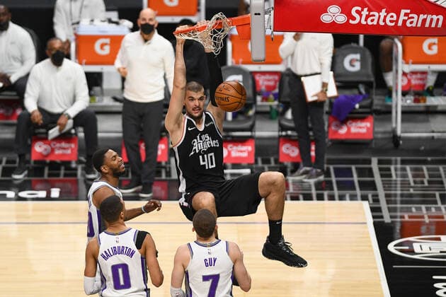 LOS ANGELES, CA - FEBRUARY 07: Los Angeles Clippers Center Ivica Zubac (40) dunks the ball during a NBA, Basketball Herren, USA game between the Sacramento Kings and the Los Angeles Clippers on February 7, 2021 at STAPLES Center in Los Angeles, CA. The game was played without fans due to the COVID-19 pandemic. (Photo by Brian Rothmuller Icon Sportswire) NBA: FEB 07 Kings at Clippers Icon210207006