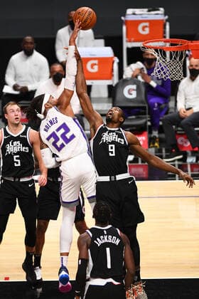 LOS ANGELES, CA - FEBRUARY 07: Sacramento Kings Center Richaun Holmes (22) is fouled by Los Angeles Clippers Center Serge Ibaka (9) during a NBA, Basketball Herren, USA game between the Sacramento Kings and the Los Angeles Clippers on February 7, 2021 at STAPLES Center in Los Angeles, CA. The game was played without fans due to the COVID-19 pandemic. (Photo by Brian Rothmuller Icon Sportswire) NBA: FEB 07 Kings at Clippers Icon210207019