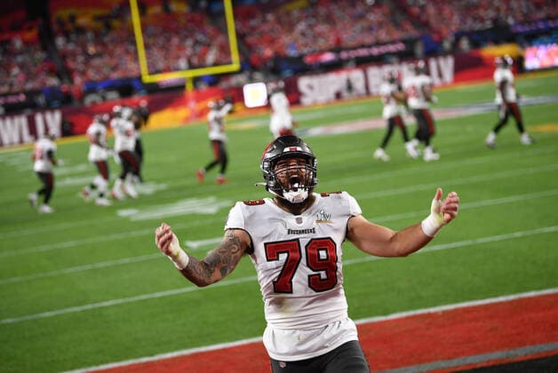 Bilder des Jahres 2021, Sport 02 Februar Sport Themen der Woche KW05 Sport Bilder des Tages Tampa Bay Buccaneers Patrick O Connor (79) celebrates after a touchdown by teammate Leonard Fournette in the third quarter in Super Bowl LV against the Kansas City Chiefs at Raymond James Stadium in Tampa, Florida on Sunday, February 7, 2021.  SBP20210206388 KEVINxDIETSCH