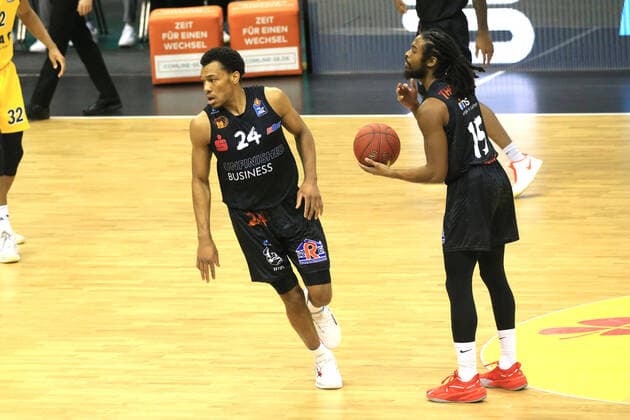 DEU, GER,1. BBL Alba Berlin vs Chemnitz, 07.02.2021, Mercedes-Benz-Arena, Berlin, DEU, GER,1. BBL Alba Berlin vs Chemnitz, im Bild. George King (Chemnitz 24), Marcus Thornton (Chemnitz 15)