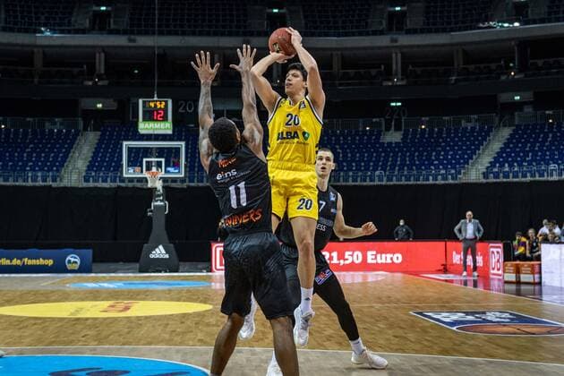 Basketball Berlin 07.02.2021 Saison 2020 2021 BBL 1. Bundesliga easyCredit-BBL Alba Berlin - NINERS Chemnitz Simone Fontecchio (Alba Berlin, No.20) Isiaha Mike (Chemnitz, No.11) Jonas Richter (Chemnitz, No.07)